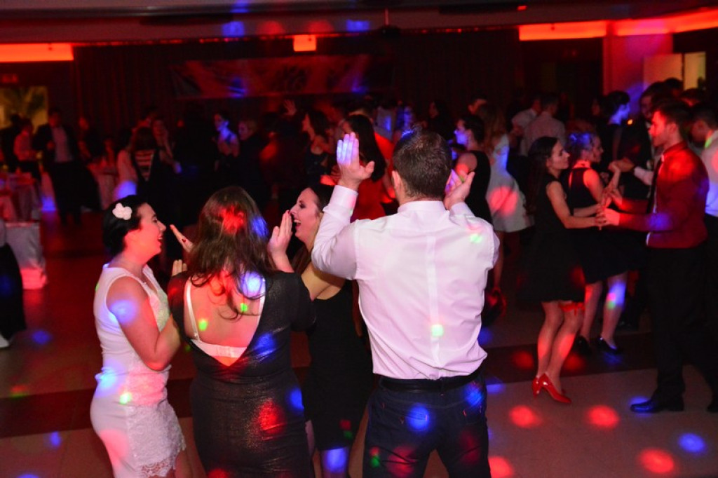 Studniówki 2016: Maturzyści I LO w Brzegu, zatańczyli reprezentacyjnego poloneza [galeria zdjęć]