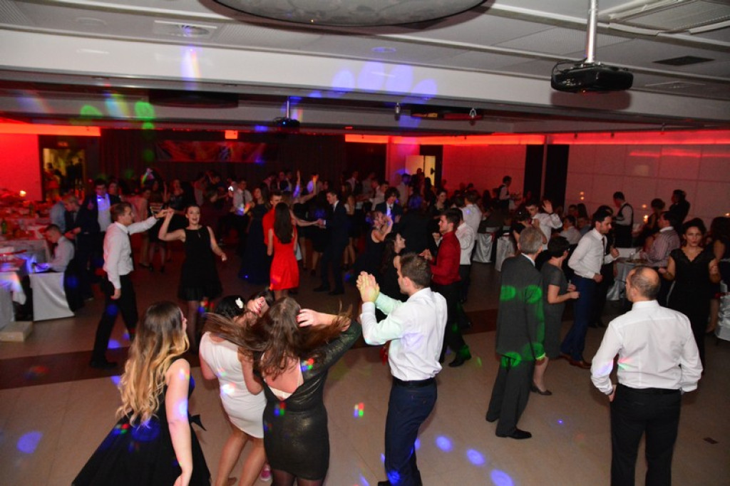 Studniówki 2016: Maturzyści I LO w Brzegu, zatańczyli reprezentacyjnego poloneza [galeria zdjęć]