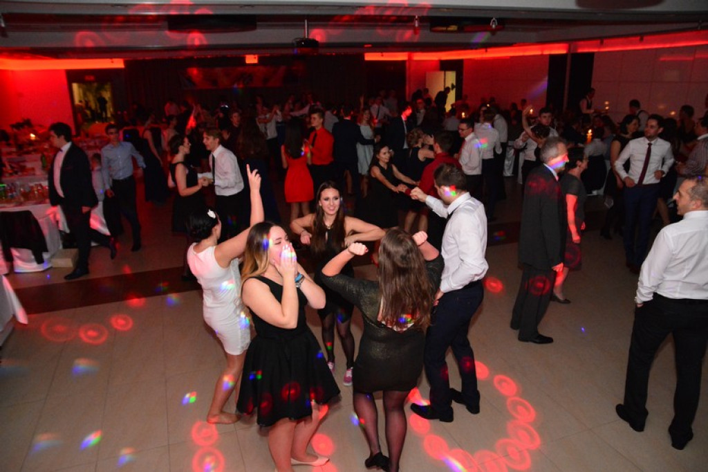 Studniówki 2016: Maturzyści I LO w Brzegu, zatańczyli reprezentacyjnego poloneza [galeria zdjęć]