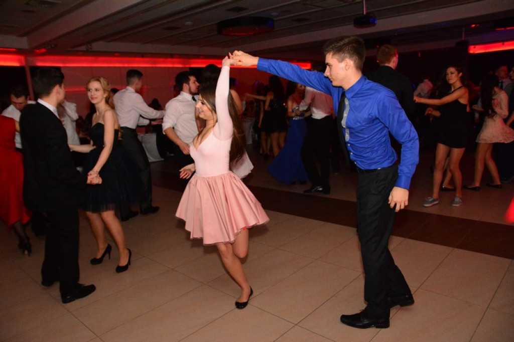 Studniówki 2016: Maturzyści I LO w Brzegu, zatańczyli reprezentacyjnego poloneza [galeria zdjęć]