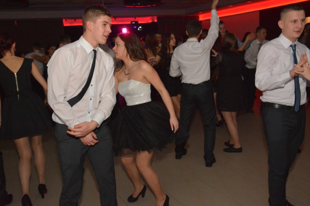 Studniówki 2016: Maturzyści I LO w Brzegu, zatańczyli reprezentacyjnego poloneza [galeria zdjęć]