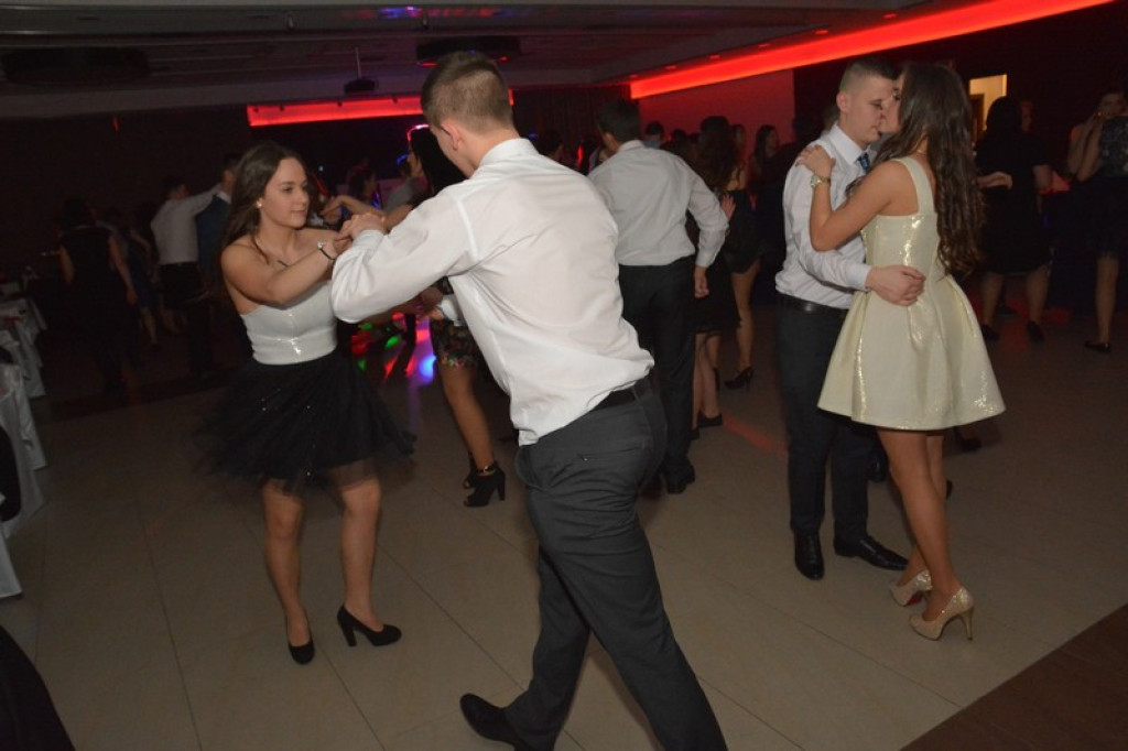 Studniówki 2016: Maturzyści I LO w Brzegu, zatańczyli reprezentacyjnego poloneza [galeria zdjęć]