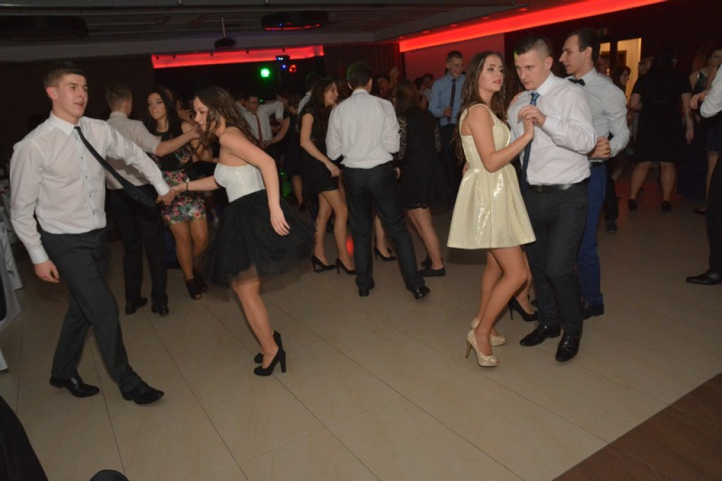 Studniówki 2016: Maturzyści I LO w Brzegu, zatańczyli reprezentacyjnego poloneza [galeria zdjęć]