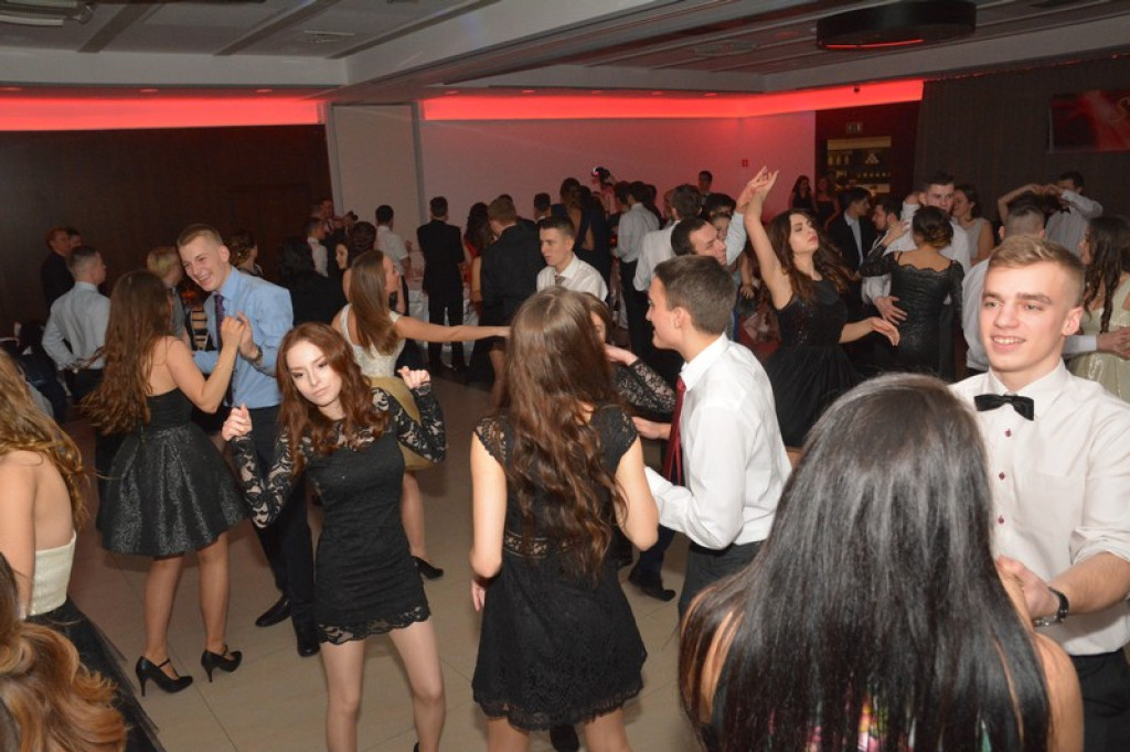 Studniówki 2016: Maturzyści I LO w Brzegu, zatańczyli reprezentacyjnego poloneza [galeria zdjęć]