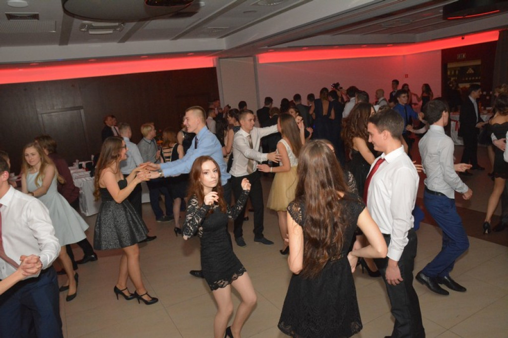 Studniówki 2016: Maturzyści I LO w Brzegu, zatańczyli reprezentacyjnego poloneza [galeria zdjęć]