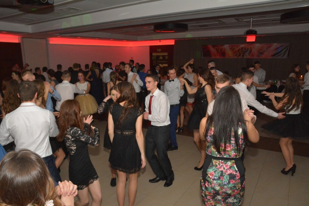 Studniówki 2016: Maturzyści I LO w Brzegu, zatańczyli reprezentacyjnego poloneza [galeria zdjęć]