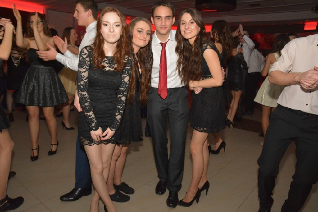 Studniówki 2016: Maturzyści I LO w Brzegu, zatańczyli reprezentacyjnego poloneza [galeria zdjęć]