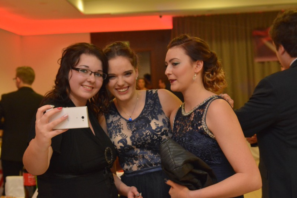 Studniówki 2016: Maturzyści I LO w Brzegu, zatańczyli reprezentacyjnego poloneza [galeria zdjęć]