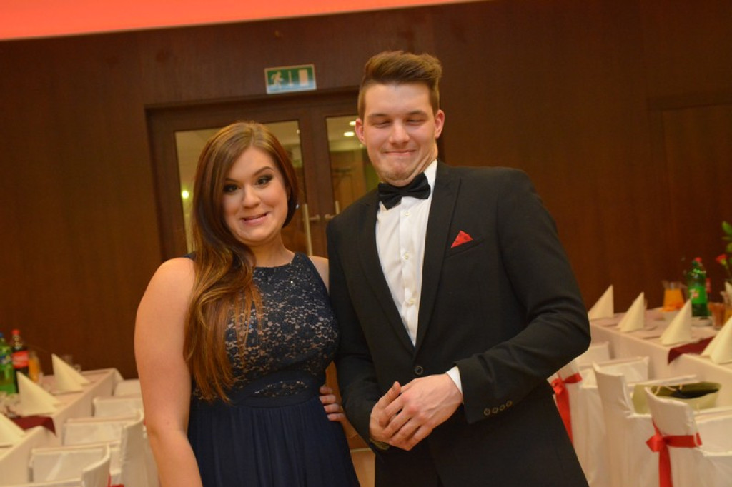 Studniówki 2016: Maturzyści I LO w Brzegu, zatańczyli reprezentacyjnego poloneza [galeria zdjęć]