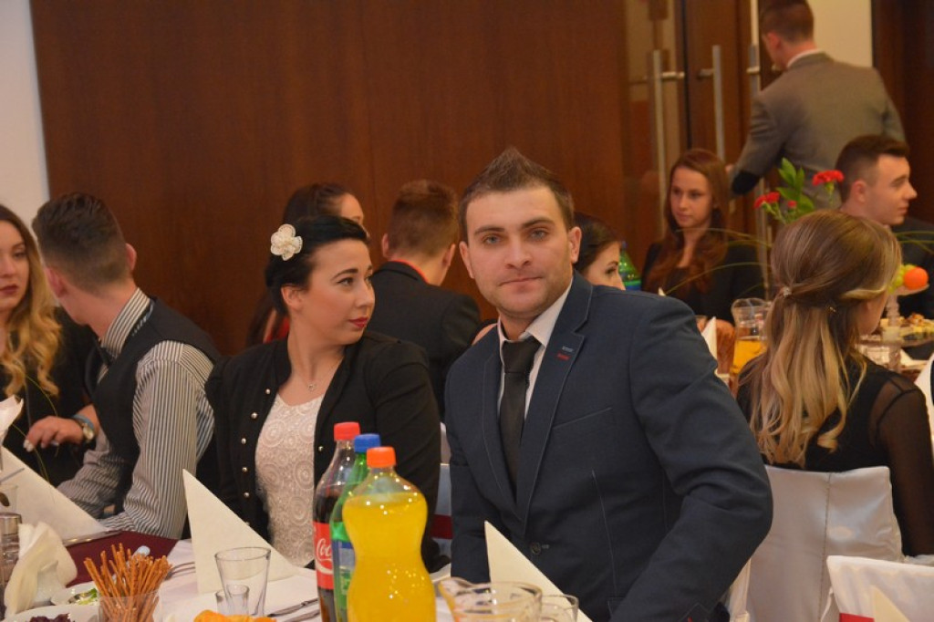 Studniówki 2016: Maturzyści I LO w Brzegu, zatańczyli reprezentacyjnego poloneza [galeria zdjęć]