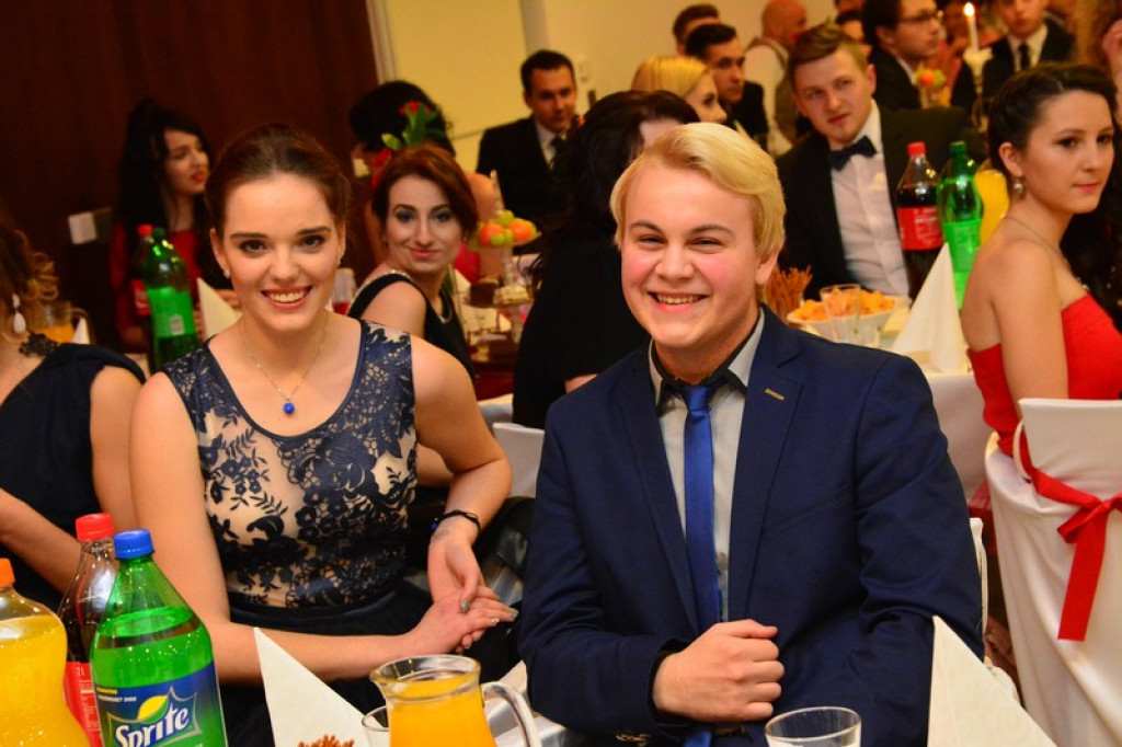 Studniówki 2016: Maturzyści I LO w Brzegu, zatańczyli reprezentacyjnego poloneza [galeria zdjęć]