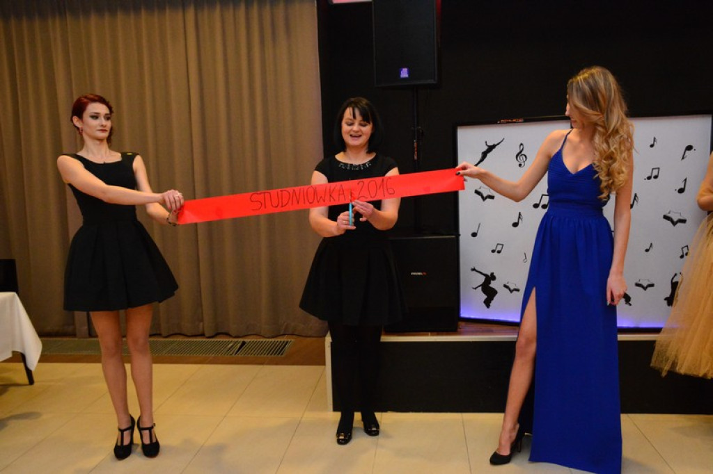 Studniówki 2016: Maturzyści I LO w Brzegu, zatańczyli reprezentacyjnego poloneza [galeria zdjęć]