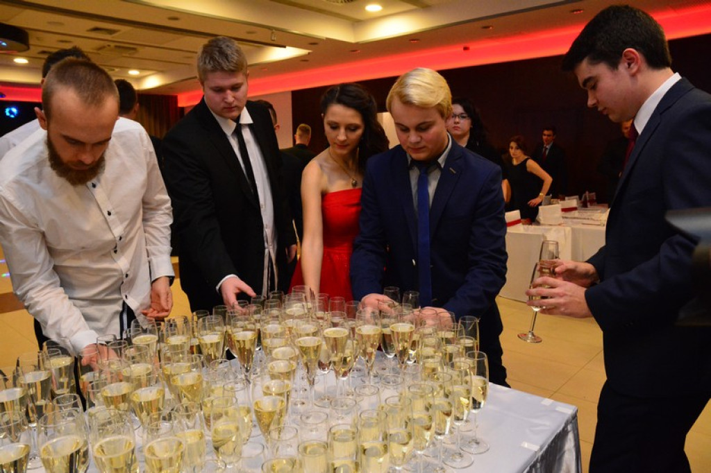 Studniówki 2016: Maturzyści I LO w Brzegu, zatańczyli reprezentacyjnego poloneza [galeria zdjęć]