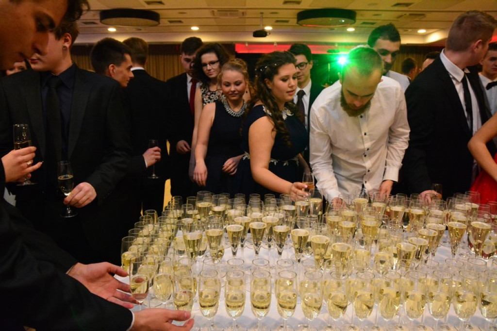 Studniówki 2016: Maturzyści I LO w Brzegu, zatańczyli reprezentacyjnego poloneza [galeria zdjęć]