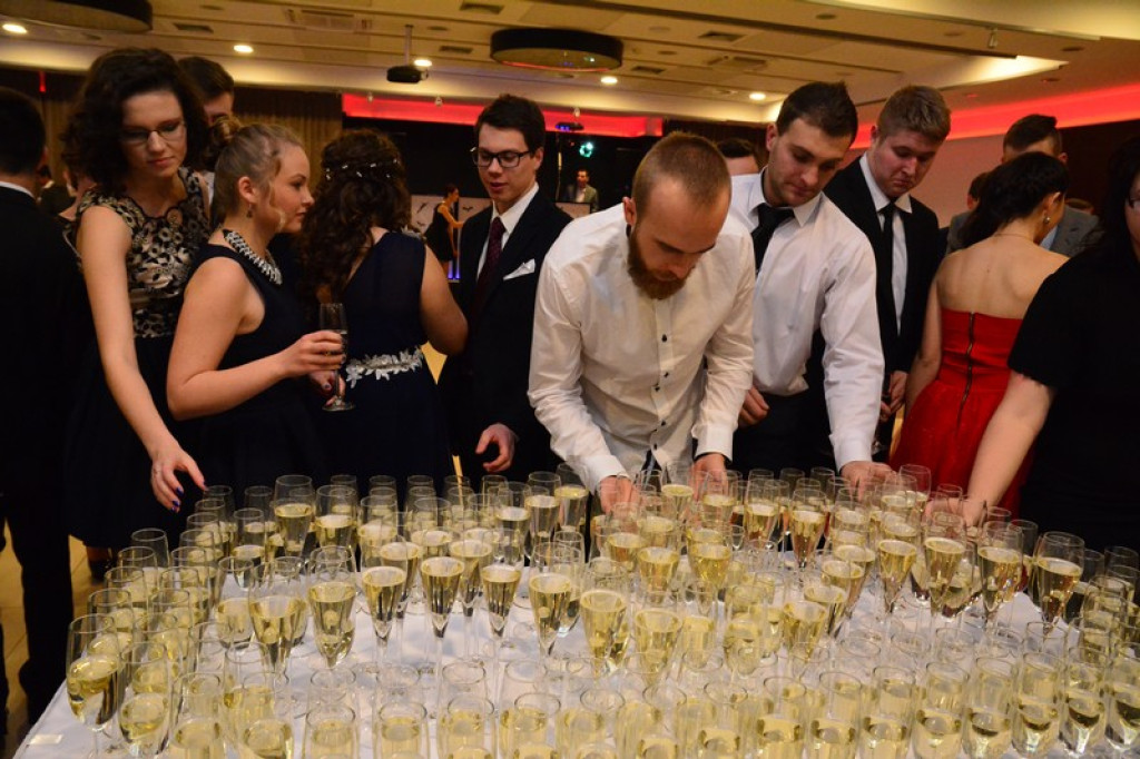 Studniówki 2016: Maturzyści I LO w Brzegu, zatańczyli reprezentacyjnego poloneza [galeria zdjęć]