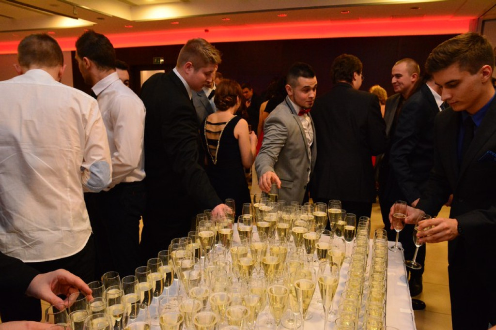 Studniówki 2016: Maturzyści I LO w Brzegu, zatańczyli reprezentacyjnego poloneza [galeria zdjęć]