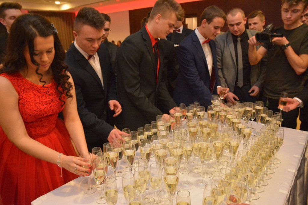 Studniówki 2016: Maturzyści I LO w Brzegu, zatańczyli reprezentacyjnego poloneza [galeria zdjęć]