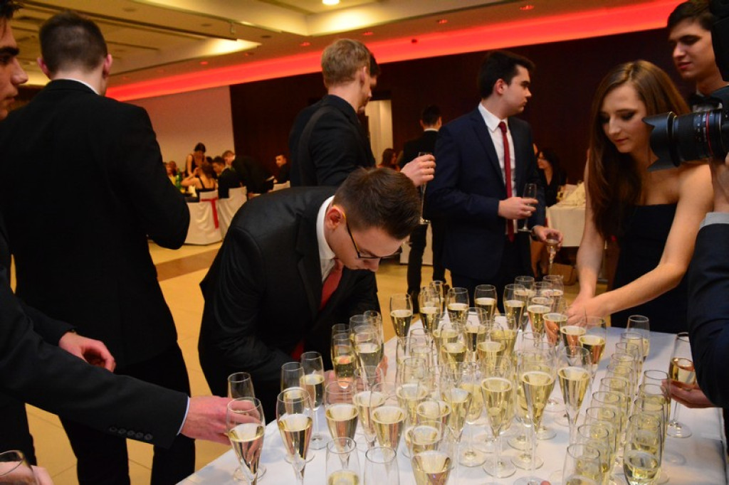 Studniówki 2016: Maturzyści I LO w Brzegu, zatańczyli reprezentacyjnego poloneza [galeria zdjęć]