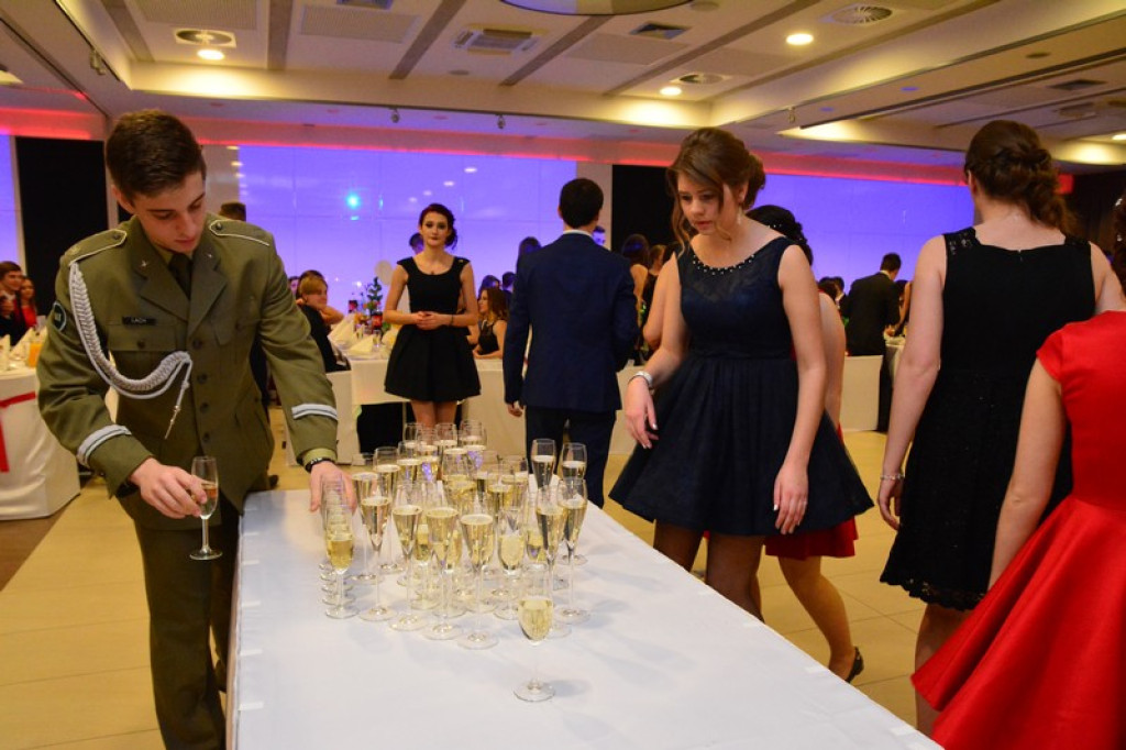 Studniówki 2016: Maturzyści I LO w Brzegu, zatańczyli reprezentacyjnego poloneza [galeria zdjęć]