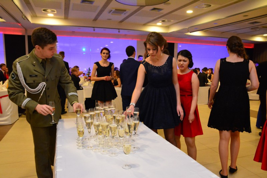 Studniówki 2016: Maturzyści I LO w Brzegu, zatańczyli reprezentacyjnego poloneza [galeria zdjęć]