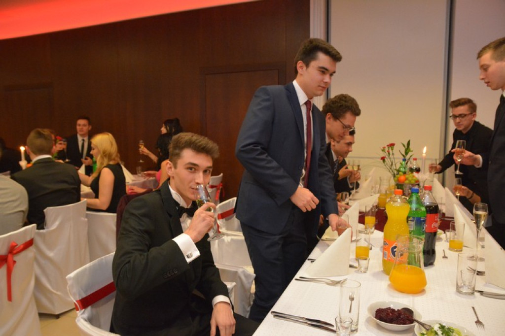 Studniówki 2016: Maturzyści I LO w Brzegu, zatańczyli reprezentacyjnego poloneza [galeria zdjęć]