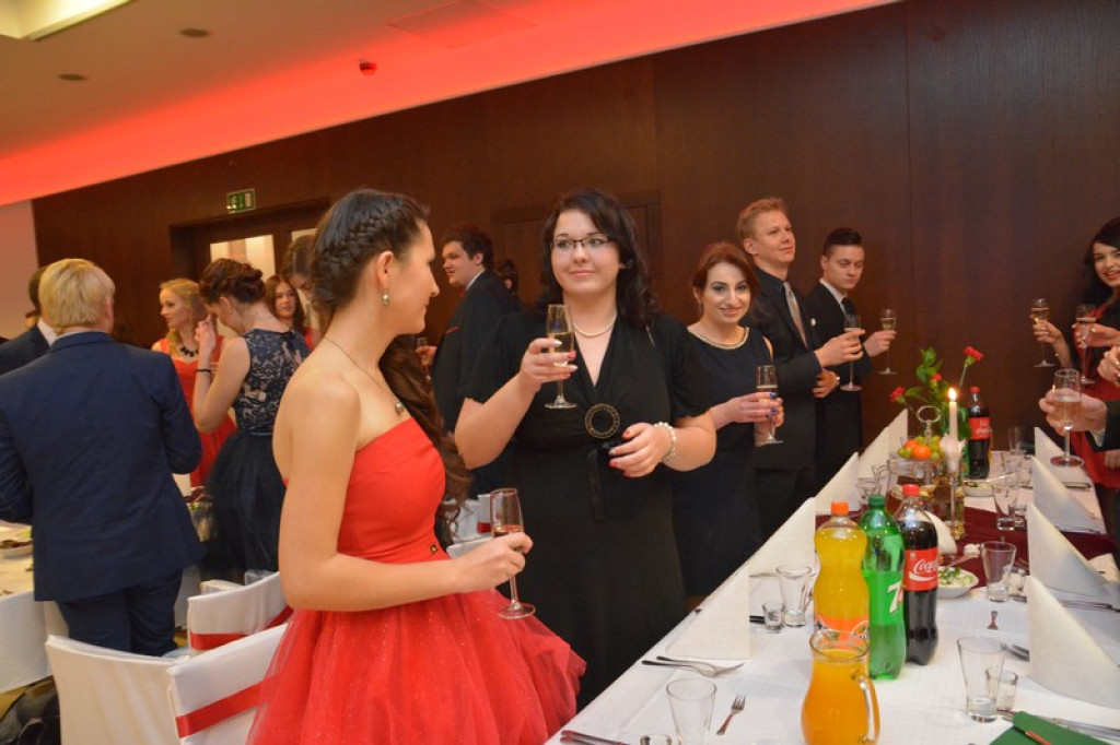 Studniówki 2016: Maturzyści I LO w Brzegu, zatańczyli reprezentacyjnego poloneza [galeria zdjęć]