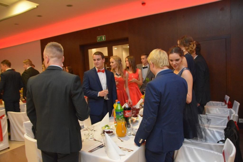 Studniówki 2016: Maturzyści I LO w Brzegu, zatańczyli reprezentacyjnego poloneza [galeria zdjęć]