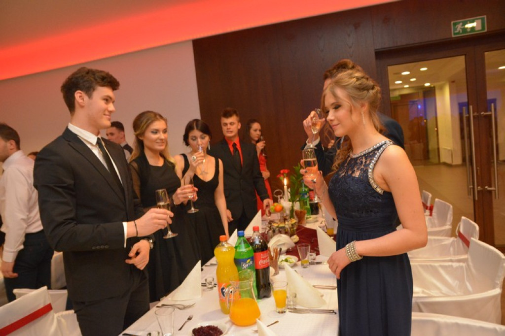 Studniówki 2016: Maturzyści I LO w Brzegu, zatańczyli reprezentacyjnego poloneza [galeria zdjęć]