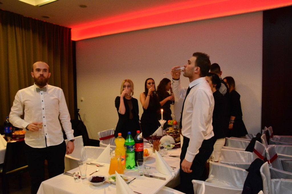 Studniówki 2016: Maturzyści I LO w Brzegu, zatańczyli reprezentacyjnego poloneza [galeria zdjęć]