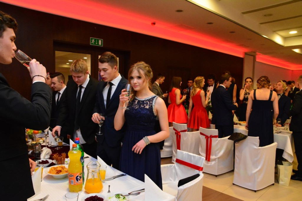 Studniówki 2016: Maturzyści I LO w Brzegu, zatańczyli reprezentacyjnego poloneza [galeria zdjęć]