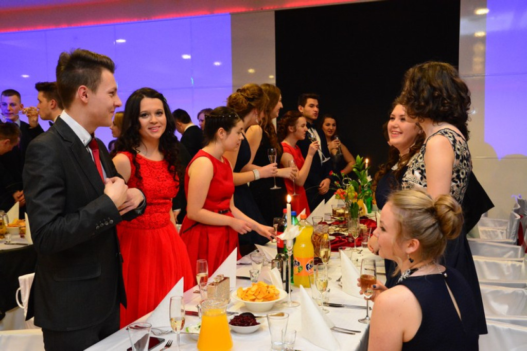 Studniówki 2016: Maturzyści I LO w Brzegu, zatańczyli reprezentacyjnego poloneza [galeria zdjęć]