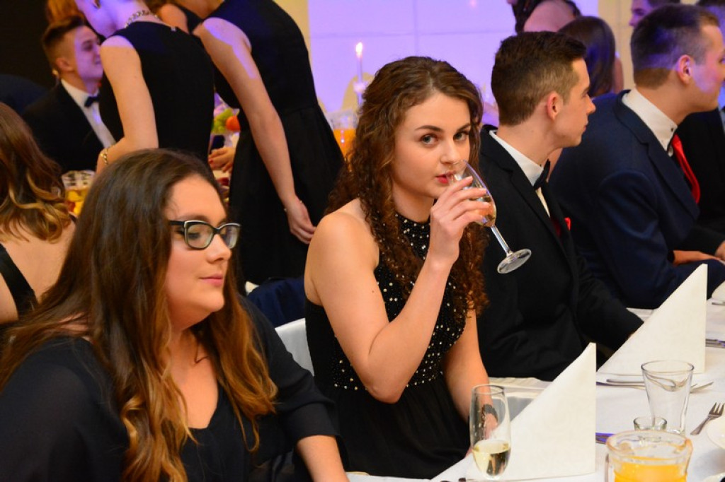 Studniówki 2016: Maturzyści I LO w Brzegu, zatańczyli reprezentacyjnego poloneza [galeria zdjęć]