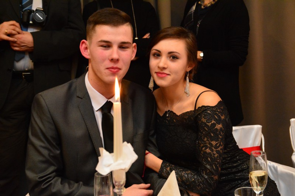 Studniówki 2016: Maturzyści I LO w Brzegu, zatańczyli reprezentacyjnego poloneza [galeria zdjęć]