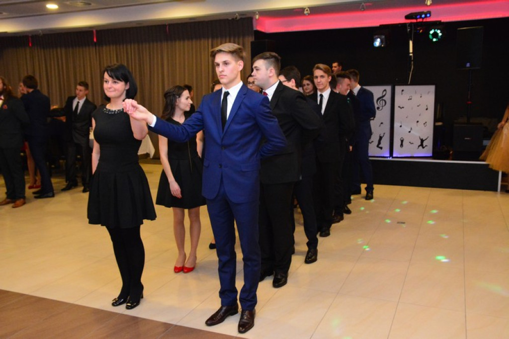 Studniówki 2016: Maturzyści I LO w Brzegu, zatańczyli reprezentacyjnego poloneza [galeria zdjęć]