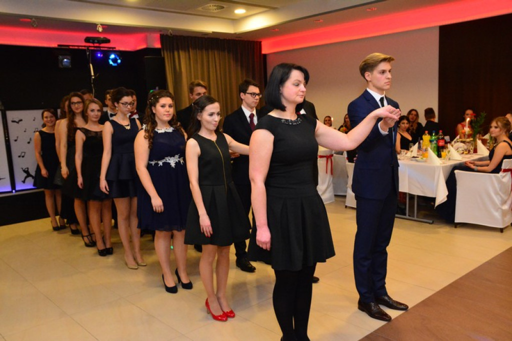 Studniówki 2016: Maturzyści I LO w Brzegu, zatańczyli reprezentacyjnego poloneza [galeria zdjęć]