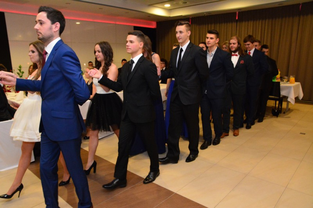 Studniówki 2016: Maturzyści I LO w Brzegu, zatańczyli reprezentacyjnego poloneza [galeria zdjęć]
