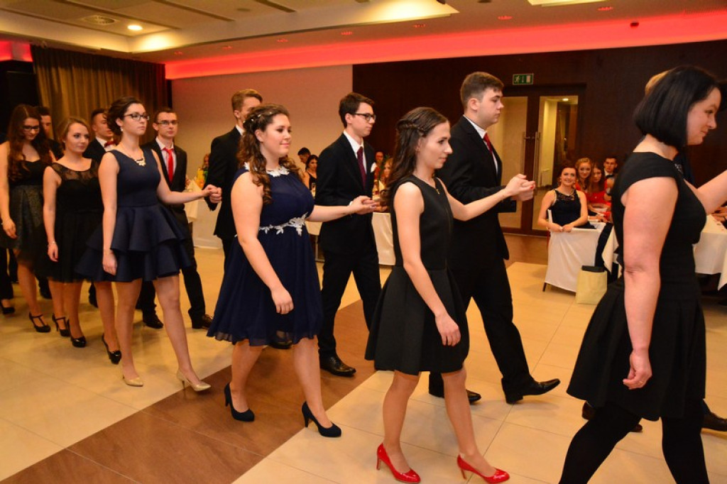 Studniówki 2016: Maturzyści I LO w Brzegu, zatańczyli reprezentacyjnego poloneza [galeria zdjęć]