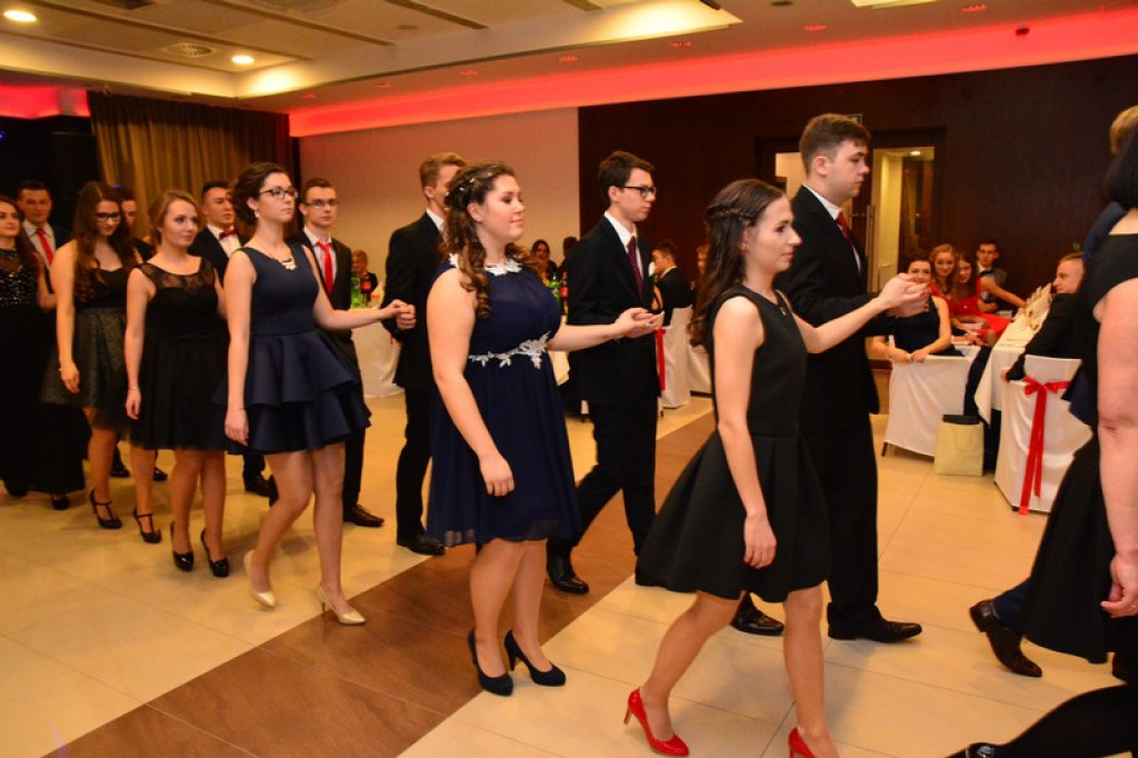 Studniówki 2016: Maturzyści I LO w Brzegu, zatańczyli reprezentacyjnego poloneza [galeria zdjęć]