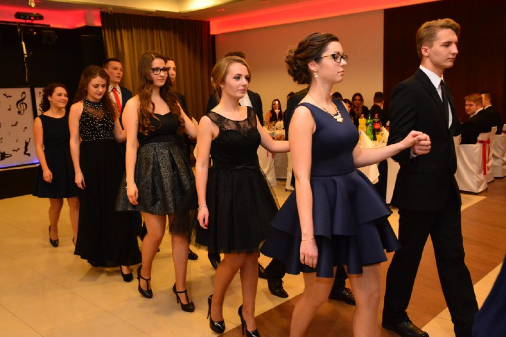 Studniówki 2016: Maturzyści I LO w Brzegu, zatańczyli reprezentacyjnego poloneza [galeria zdjęć]