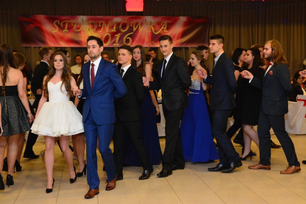 Studniówki 2016: Maturzyści I LO w Brzegu, zatańczyli reprezentacyjnego poloneza [galeria zdjęć]