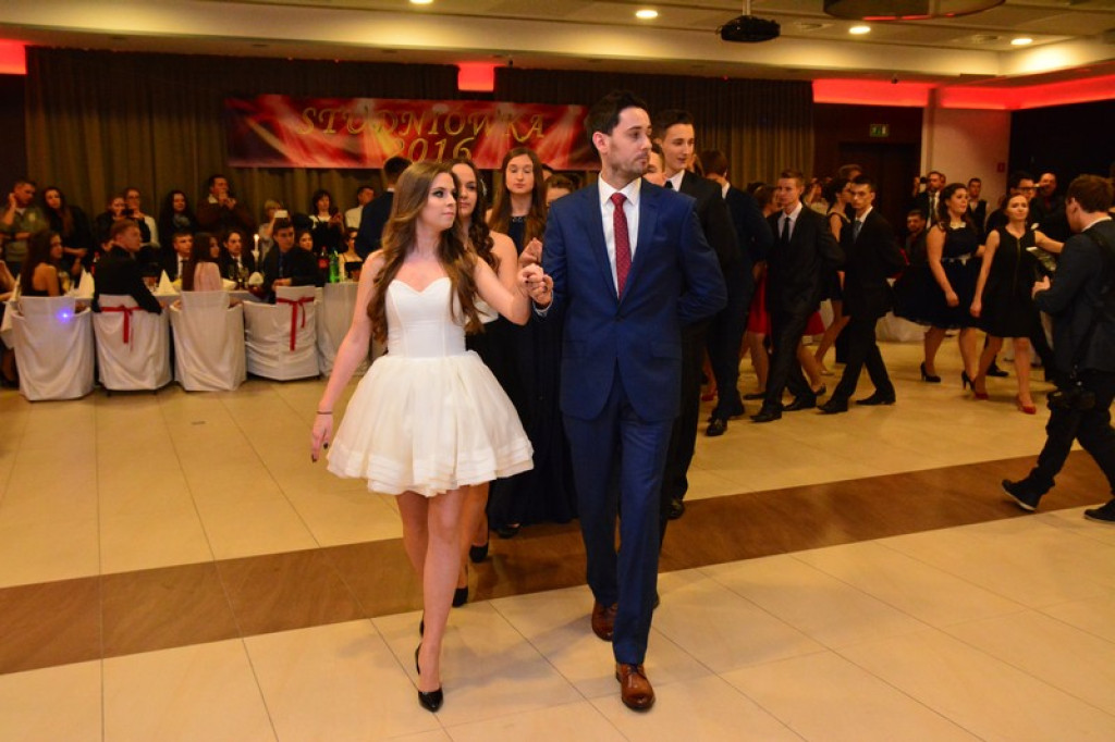 Studniówki 2016: Maturzyści I LO w Brzegu, zatańczyli reprezentacyjnego poloneza [galeria zdjęć]