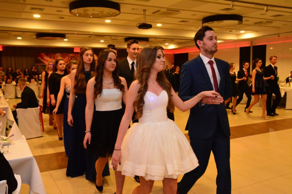 Studniówki 2016: Maturzyści I LO w Brzegu, zatańczyli reprezentacyjnego poloneza [galeria zdjęć]