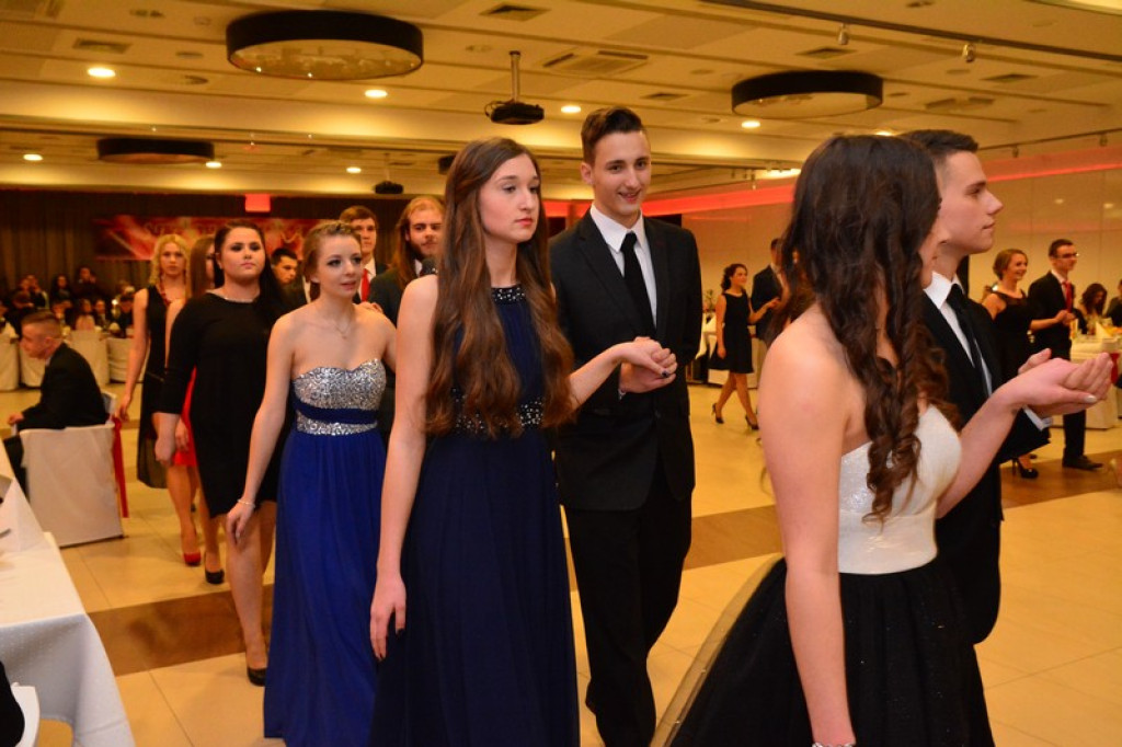 Studniówki 2016: Maturzyści I LO w Brzegu, zatańczyli reprezentacyjnego poloneza [galeria zdjęć]