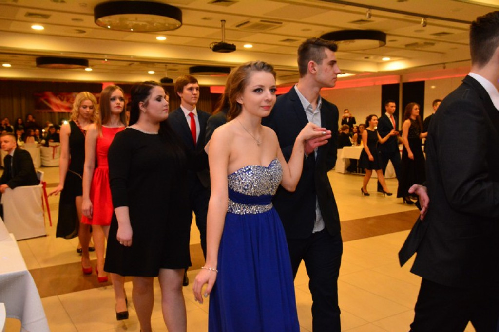 Studniówki 2016: Maturzyści I LO w Brzegu, zatańczyli reprezentacyjnego poloneza [galeria zdjęć]