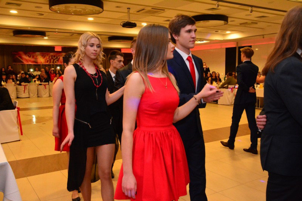 Studniówki 2016: Maturzyści I LO w Brzegu, zatańczyli reprezentacyjnego poloneza [galeria zdjęć]