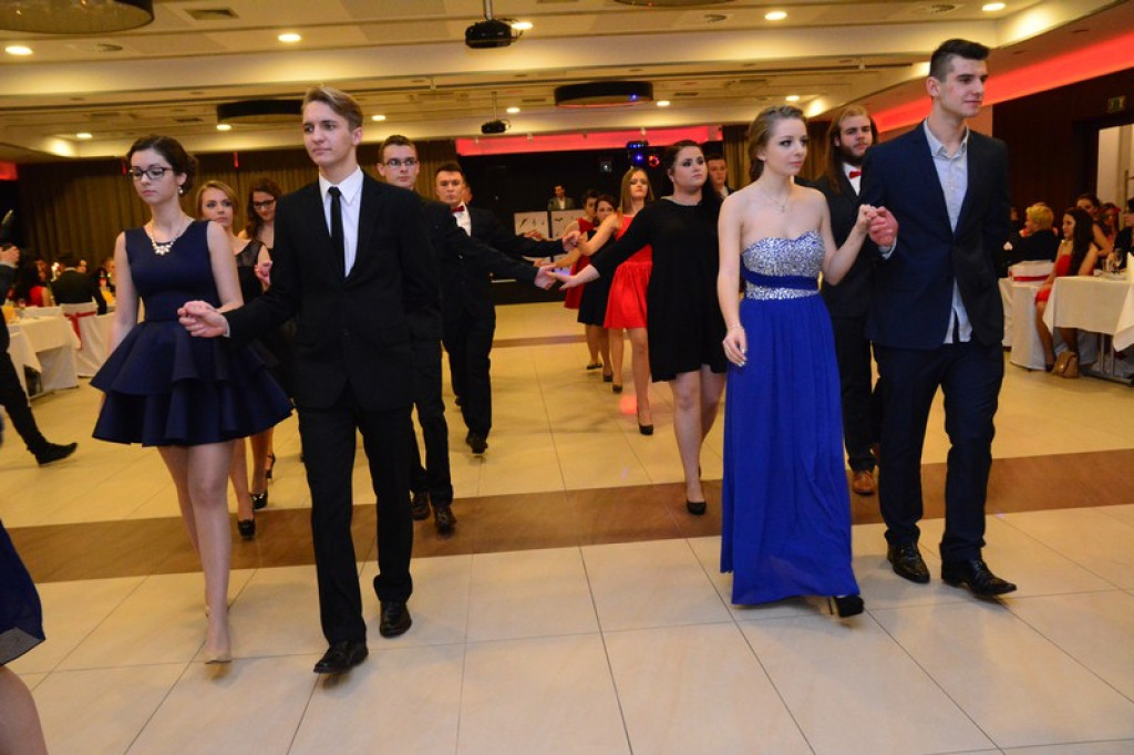 Studniówki 2016: Maturzyści I LO w Brzegu, zatańczyli reprezentacyjnego poloneza [galeria zdjęć]