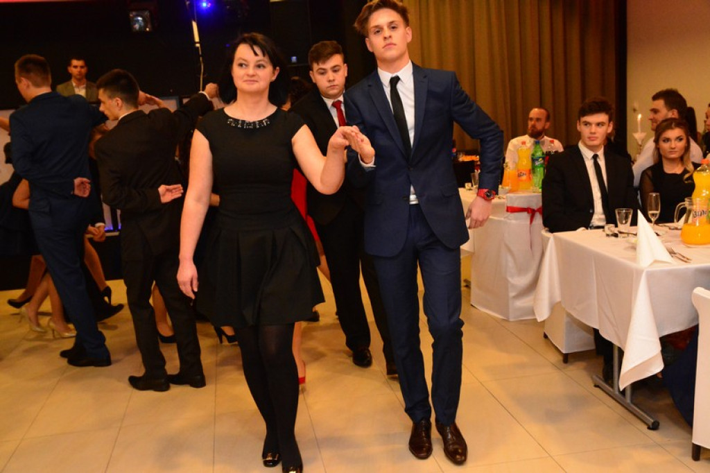 Studniówki 2016: Maturzyści I LO w Brzegu, zatańczyli reprezentacyjnego poloneza [galeria zdjęć]