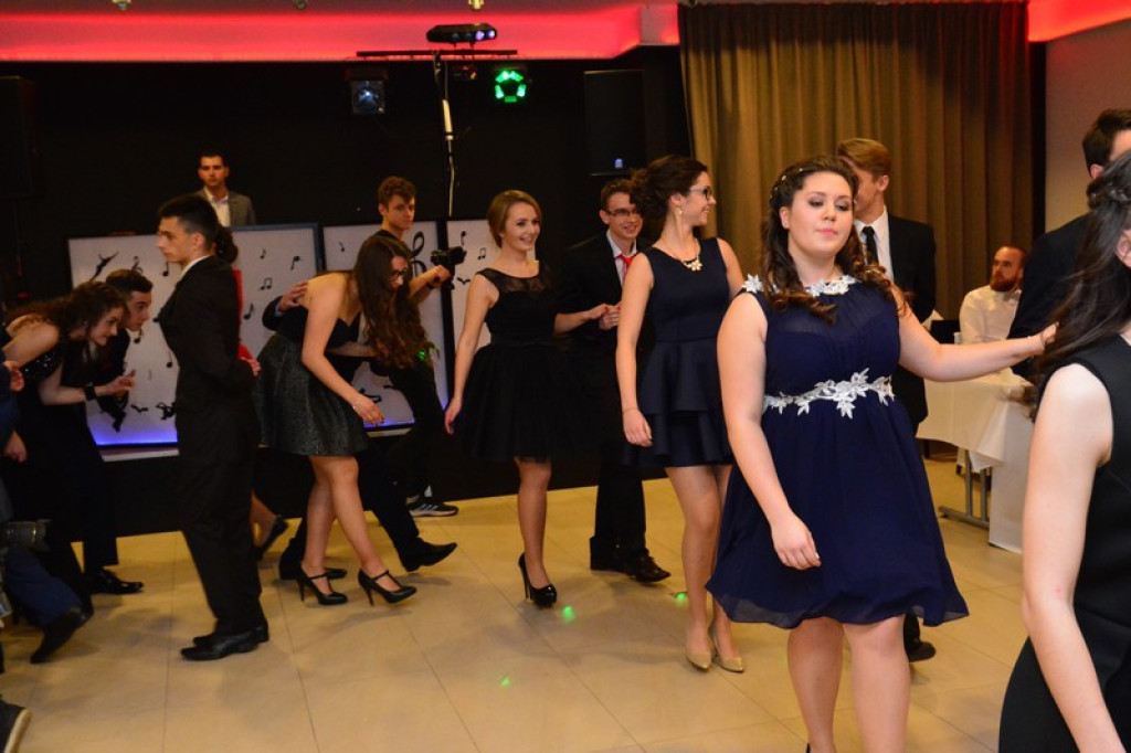 Studniówki 2016: Maturzyści I LO w Brzegu, zatańczyli reprezentacyjnego poloneza [galeria zdjęć]