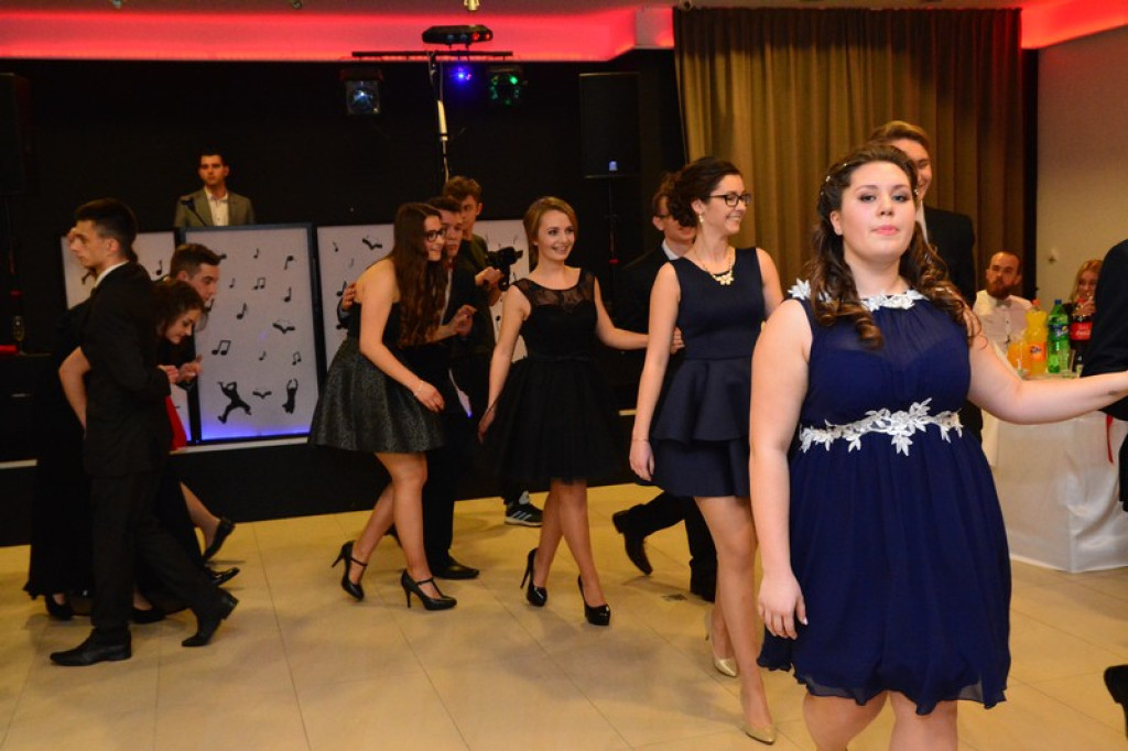 Studniówki 2016: Maturzyści I LO w Brzegu, zatańczyli reprezentacyjnego poloneza [galeria zdjęć]