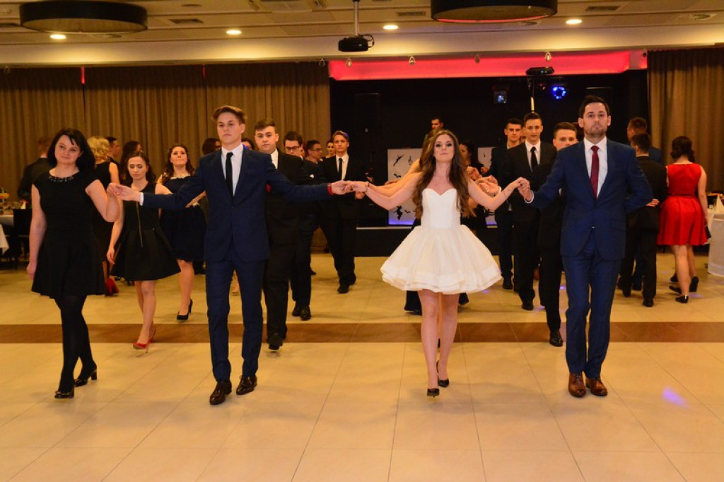 Studniówki 2016: Maturzyści I LO w Brzegu, zatańczyli reprezentacyjnego poloneza [galeria zdjęć]